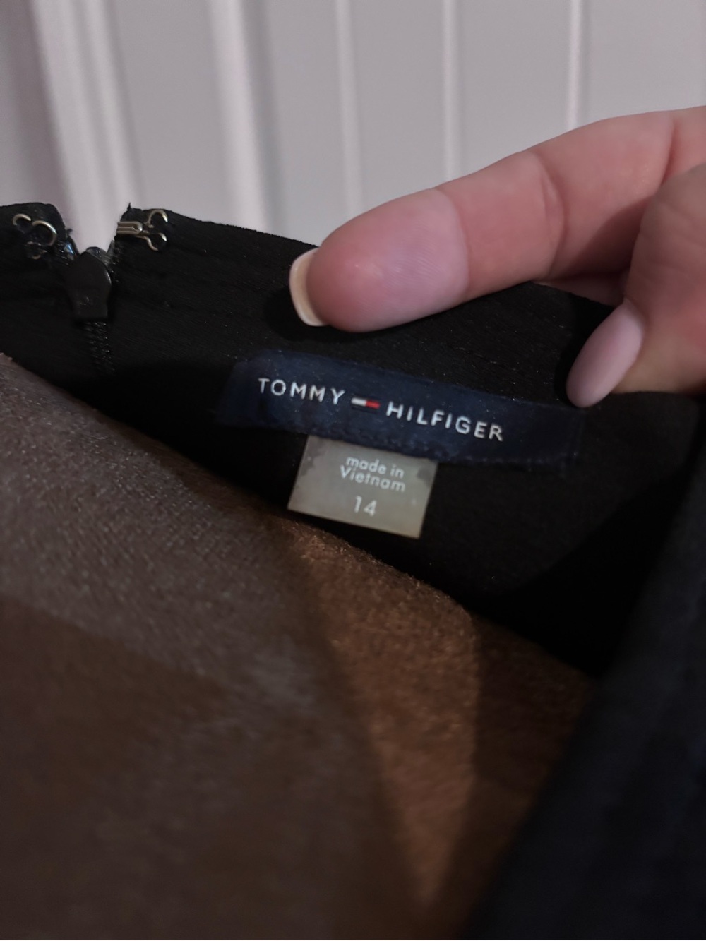 Tommy Hilfiger Black Shift Dress Size 14 Grommet Hardware Neckline NWOT - Picture 3 of 4